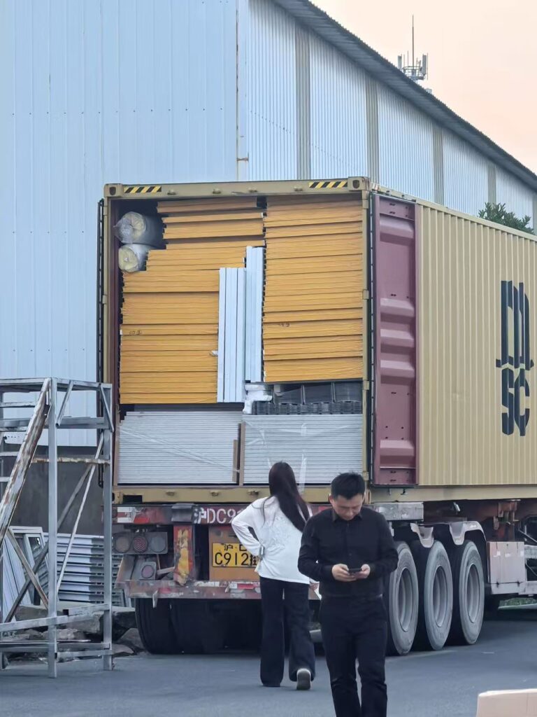 How to Plan Temporary Site Facilities for Construction Projects Modular building container loading for project site delivery
